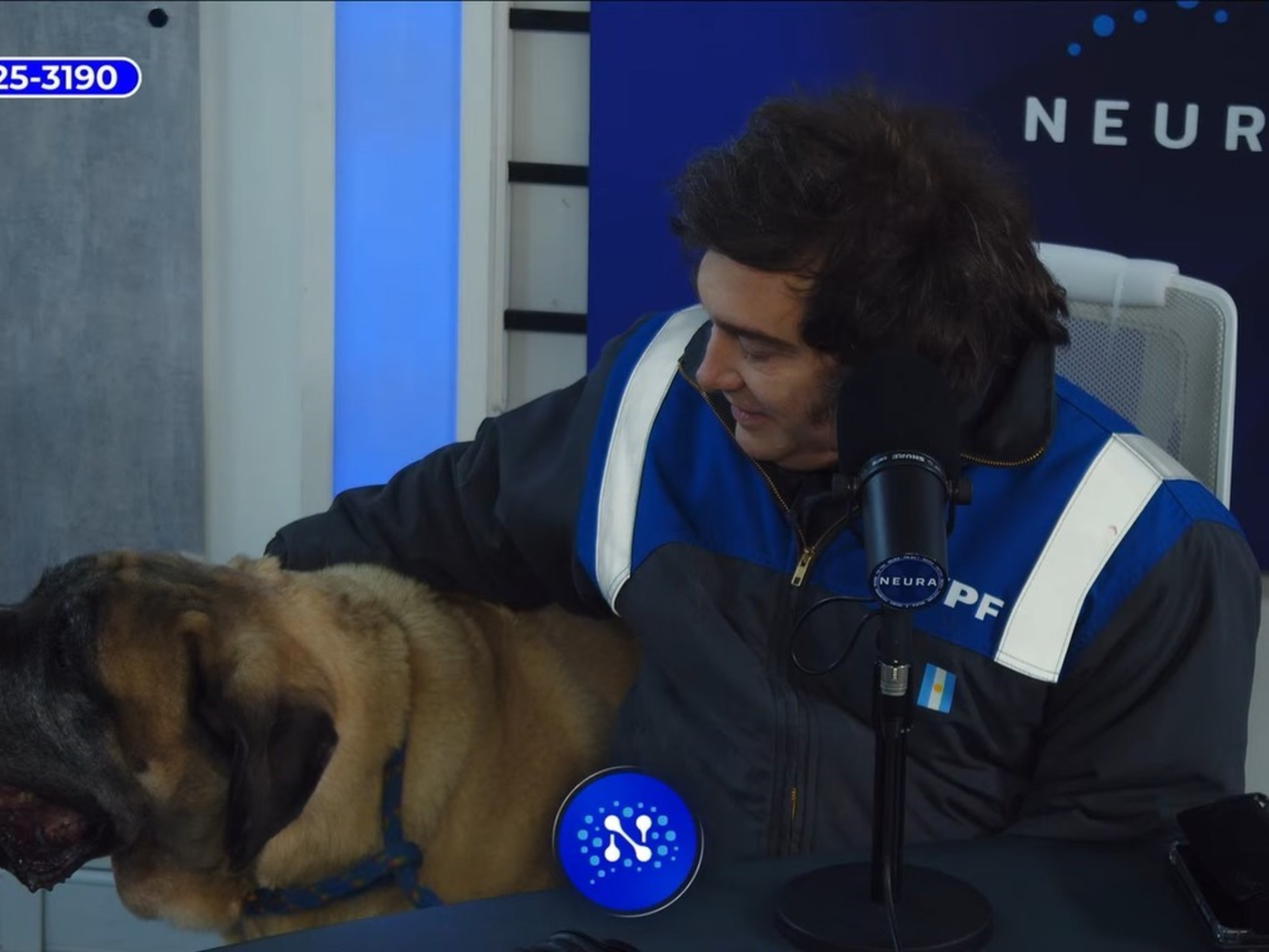 Javier Milei apareció con su perro Conan en un programa de streaming y donó un millón de pesos para un refugio de animales