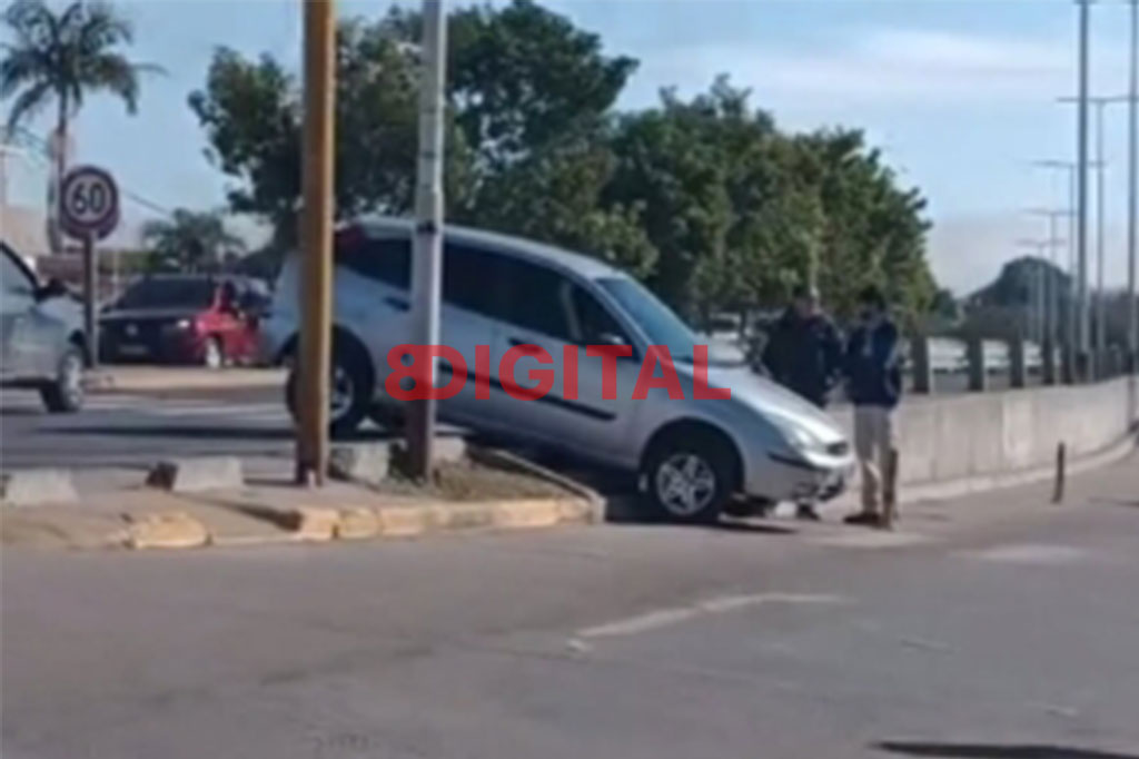 auto quedó “colgado” en un cantero de avenida de Las Américas