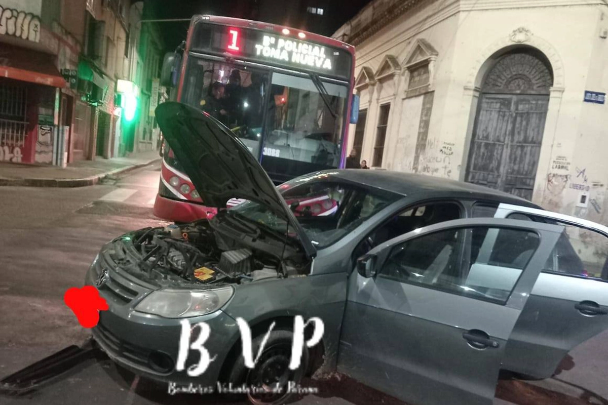 Así quedaron los involucrados en el accidente. Foto: Bomberos Voluntarios de Paraná.