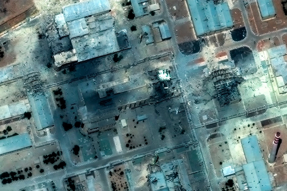 Una de las imágenes que muestra los daños en la central de Isfahan. Foto: EFE