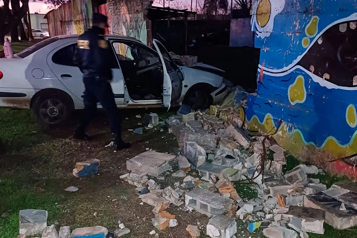 Así quedó el auto y el muro. Foto: P.E.R.