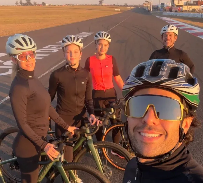 Nicole Neumann en Concepción del Uruguay junto a sus hijos.