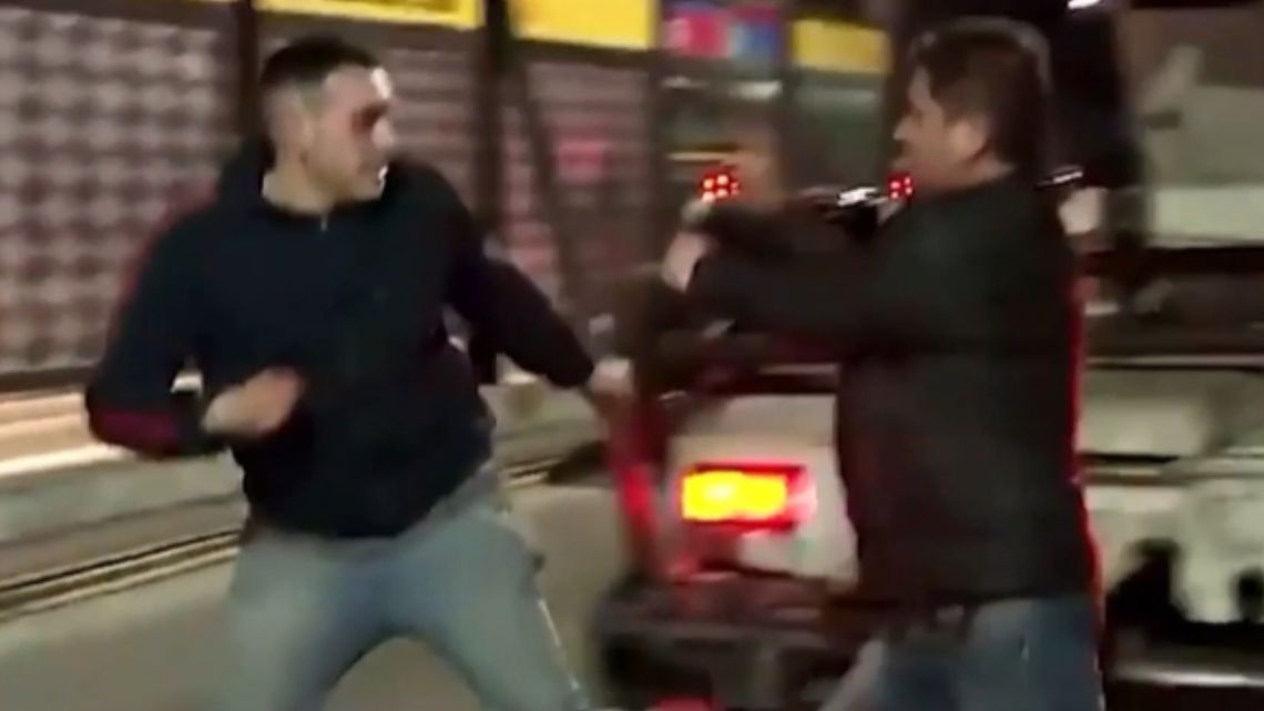 'Alcohólicos anónimos', a las trompadas en Juan B. Justo: la insólita pelea tras un control policial