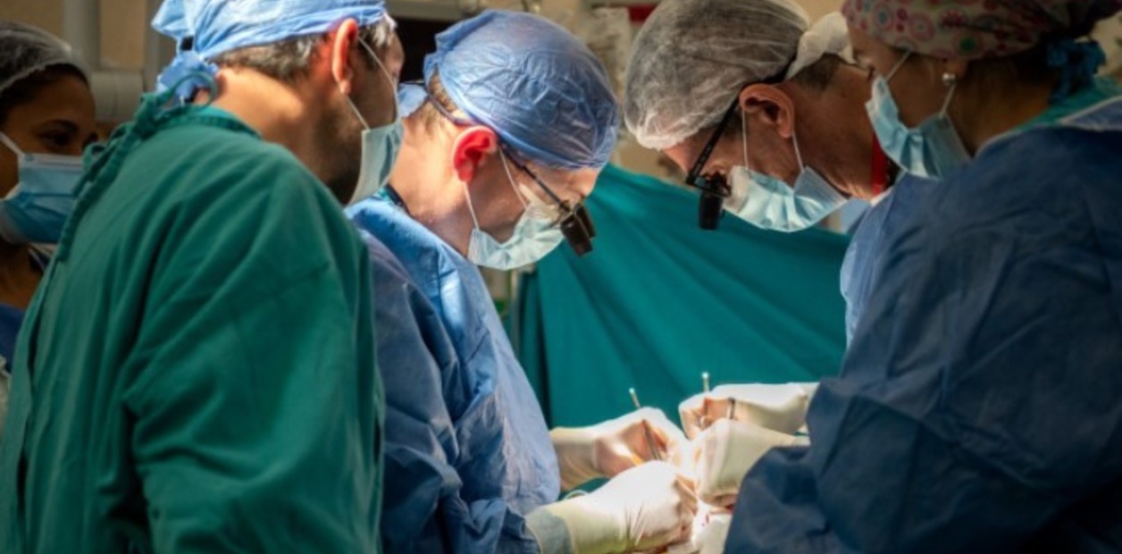 El Garrahan empieza a hacer una cirugía inédita en la salud pública para curar un raro síndrome en los chicos