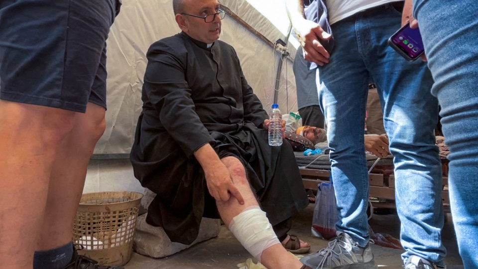El párroco en Gaza afirmó que la situación en el enclave es terrible | Gabriel Romanelli habló tras resultar herido en el ataque israelí a su iglesia