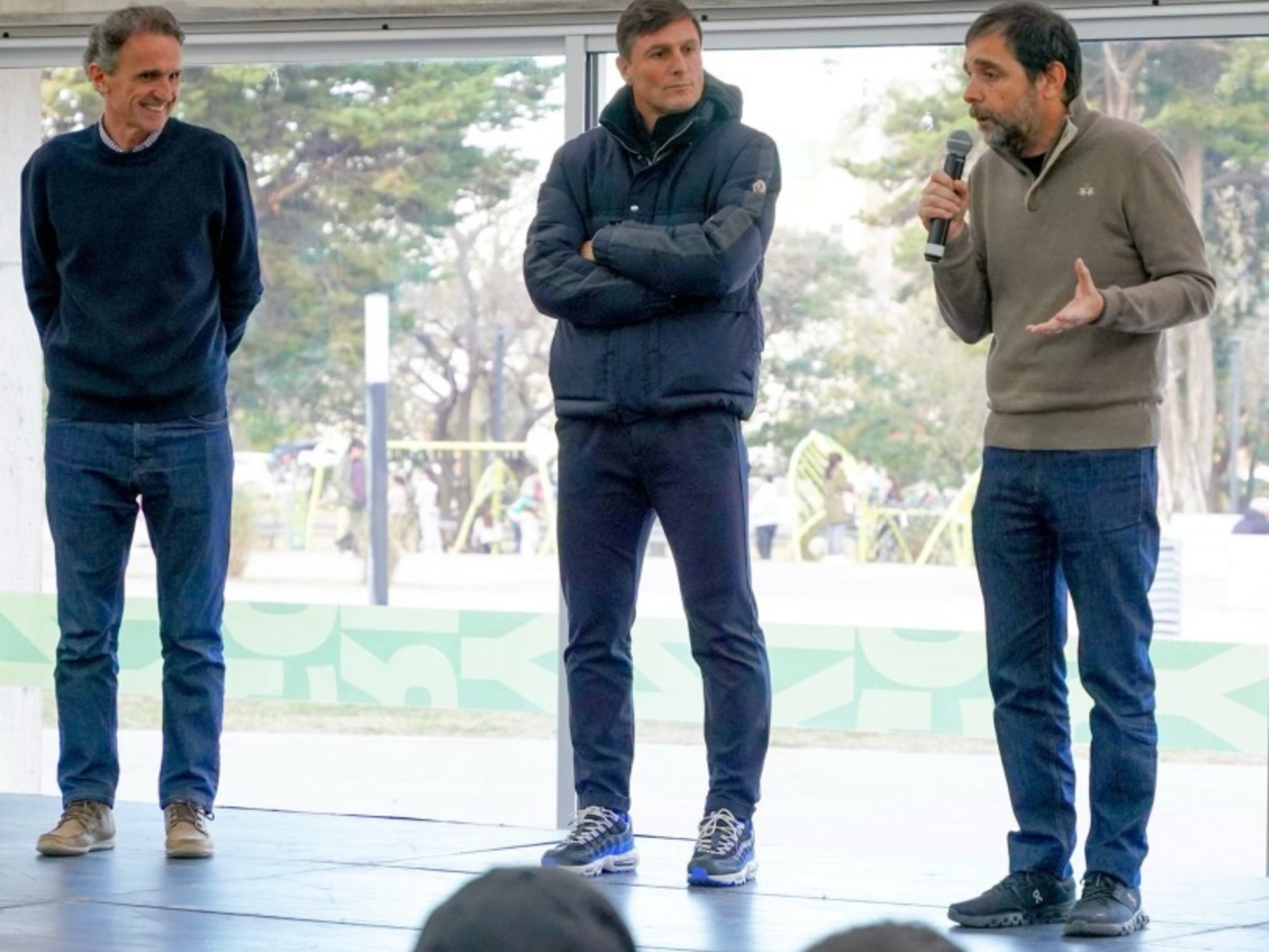 Elecciones 2025 en Argentina, EN VIVO: "Un crack adentro y afuera de la cancha", la foto de un candidato del peronismo con el Pupi Zanetti