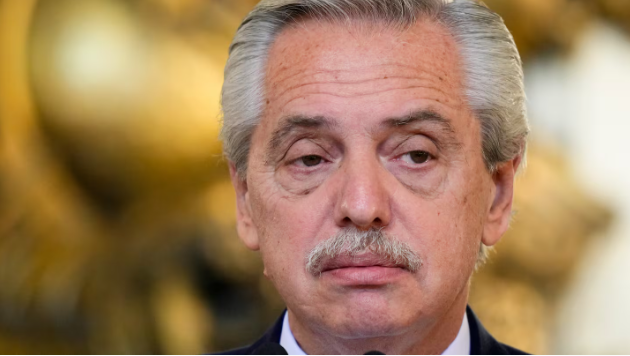 Alberto Fernández quedó más complicado en la causa Seguros. (Foto: AP / Natacha Pisarenko)