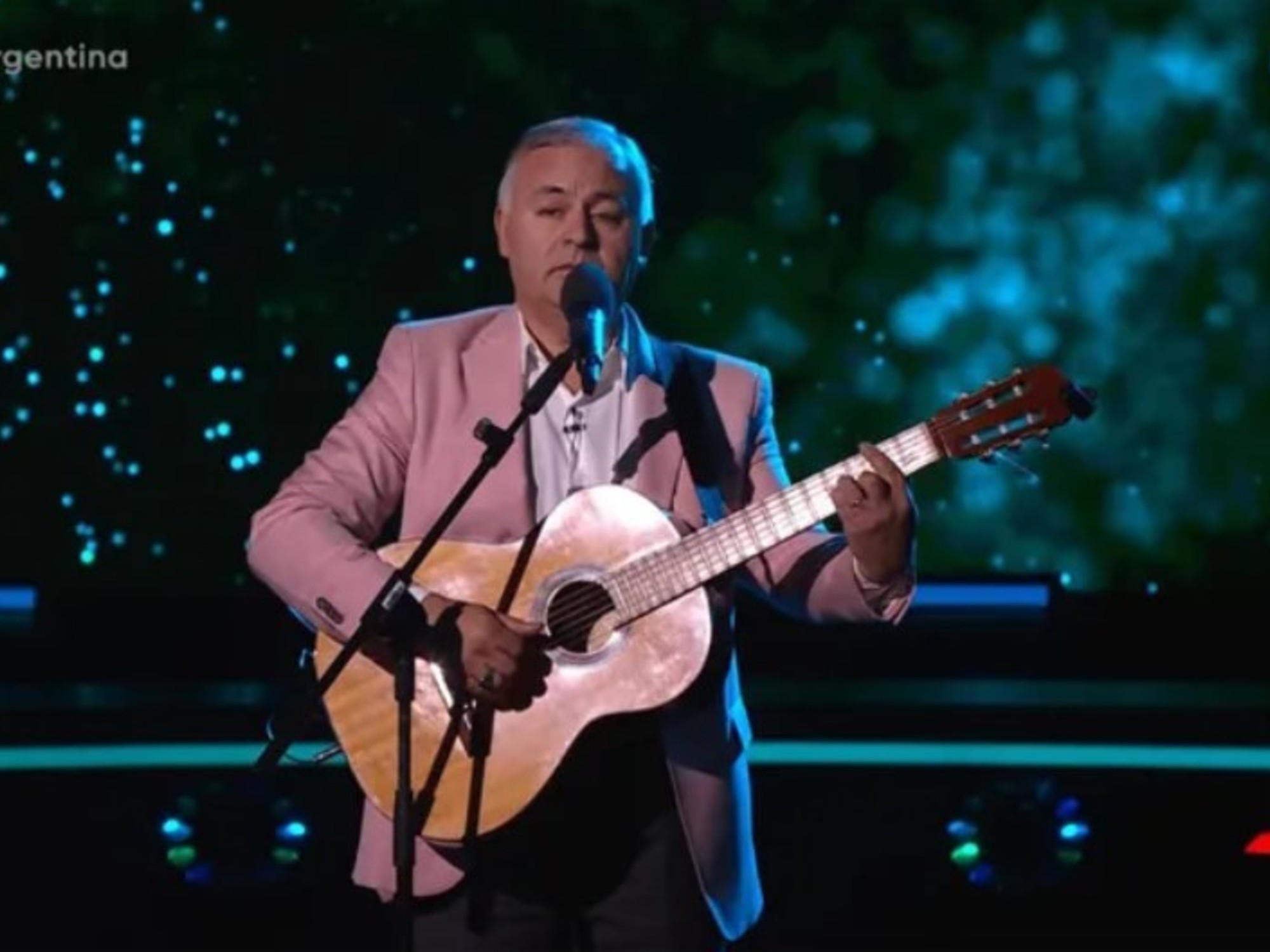 Oscar Burgos, el ex policía que conmovió en La Voz cantando "Sobreviviendo", contando su historia y con su nieto llorando en el estudio