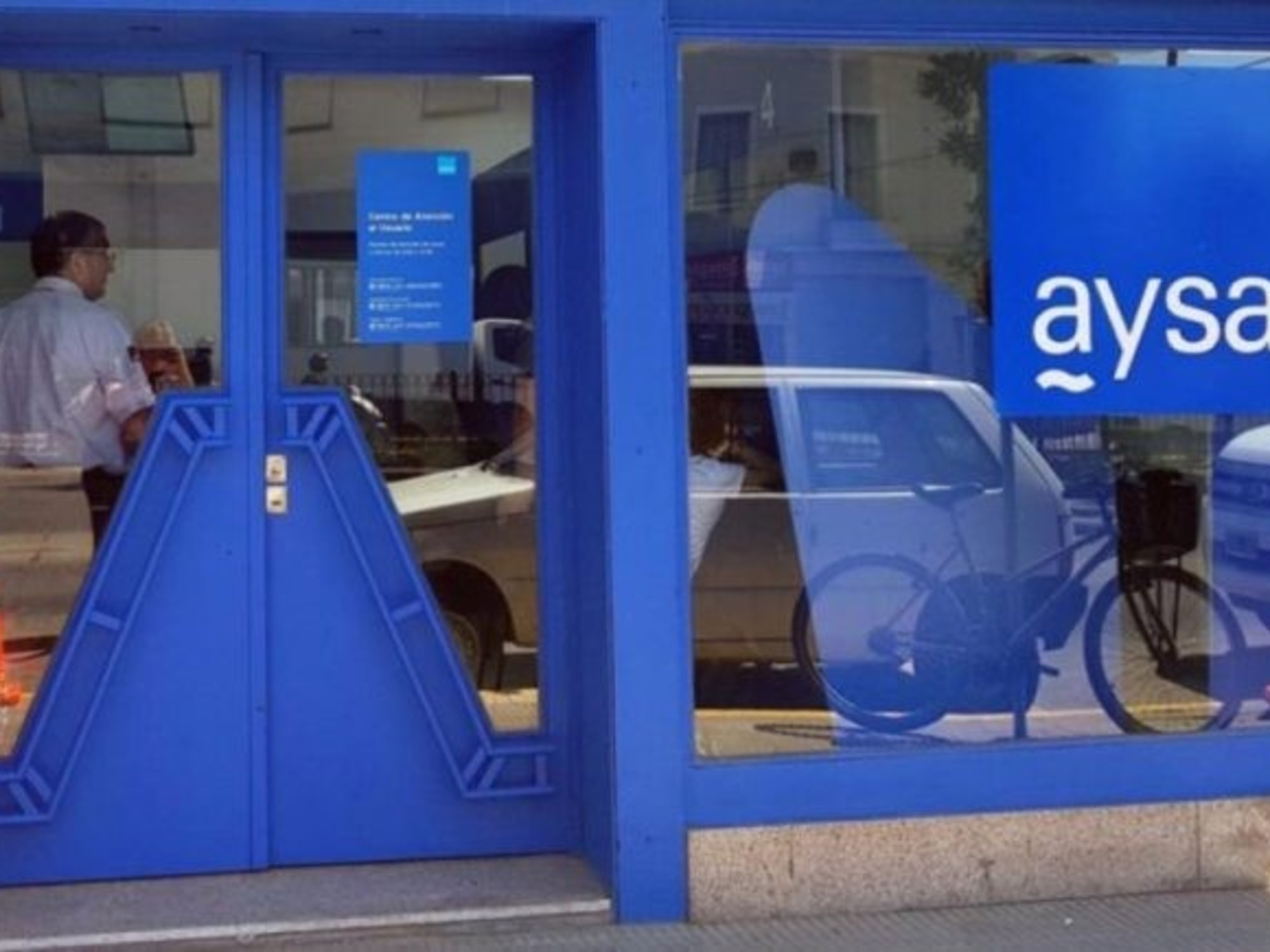 Qué es AySA, la empresa pública de agua y cloacas que Milei quiere privatizar, como Menem en los 90