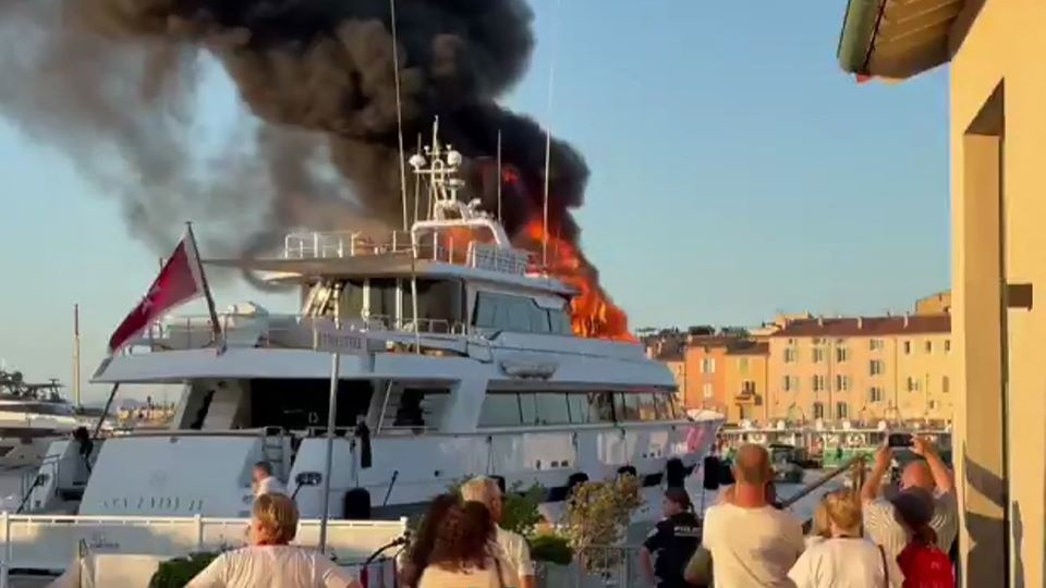 Riviera Francesa: un lujoso yate de 41 metros se incendió en el puerto de Saint-Tropez | Impactante video