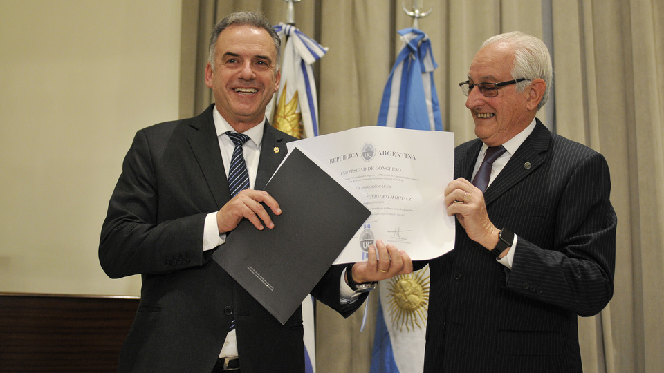 Yamandú Orsi destacó que hay un diálogo "muy fluido" con Argentina | De visita en Buenos Aires, el presidente de Uruguay recibió un doctorado honoris causa de la Universidad de Congreso dela provincia de Mendoza