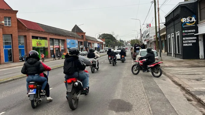 Emotiva caravana de motos en Paraná para despedir a “Armandito”