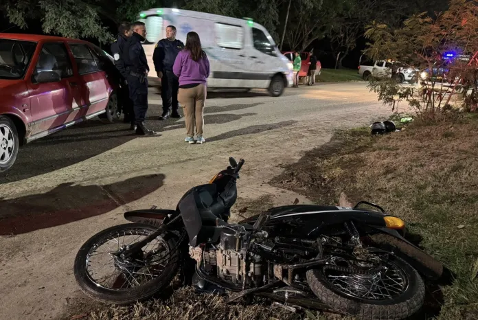 Choque entre auto y moto en Paraná.