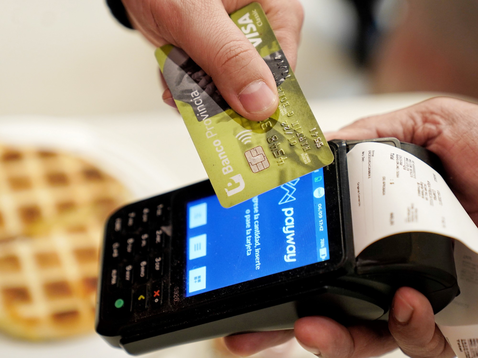 crece el atraso en el pago de préstamos personales y resúmenes de tarjetas en el último año
