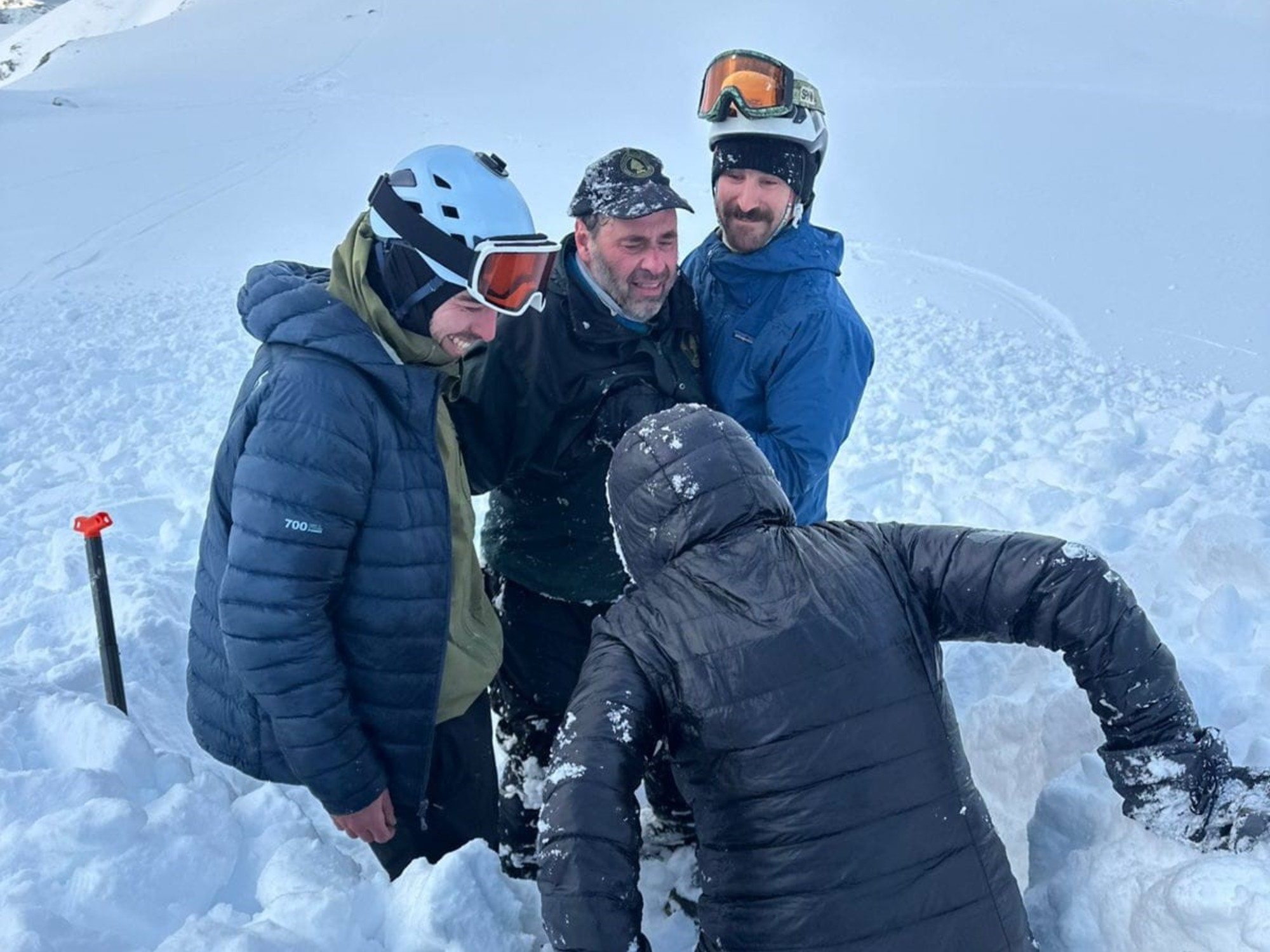 el guante negro que salía de abajo de la nieve y permitió el milagro en Ushuaia