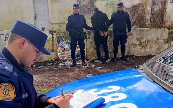 Lo atraparon masturbándose frente a niños en la calle y terminó detenido