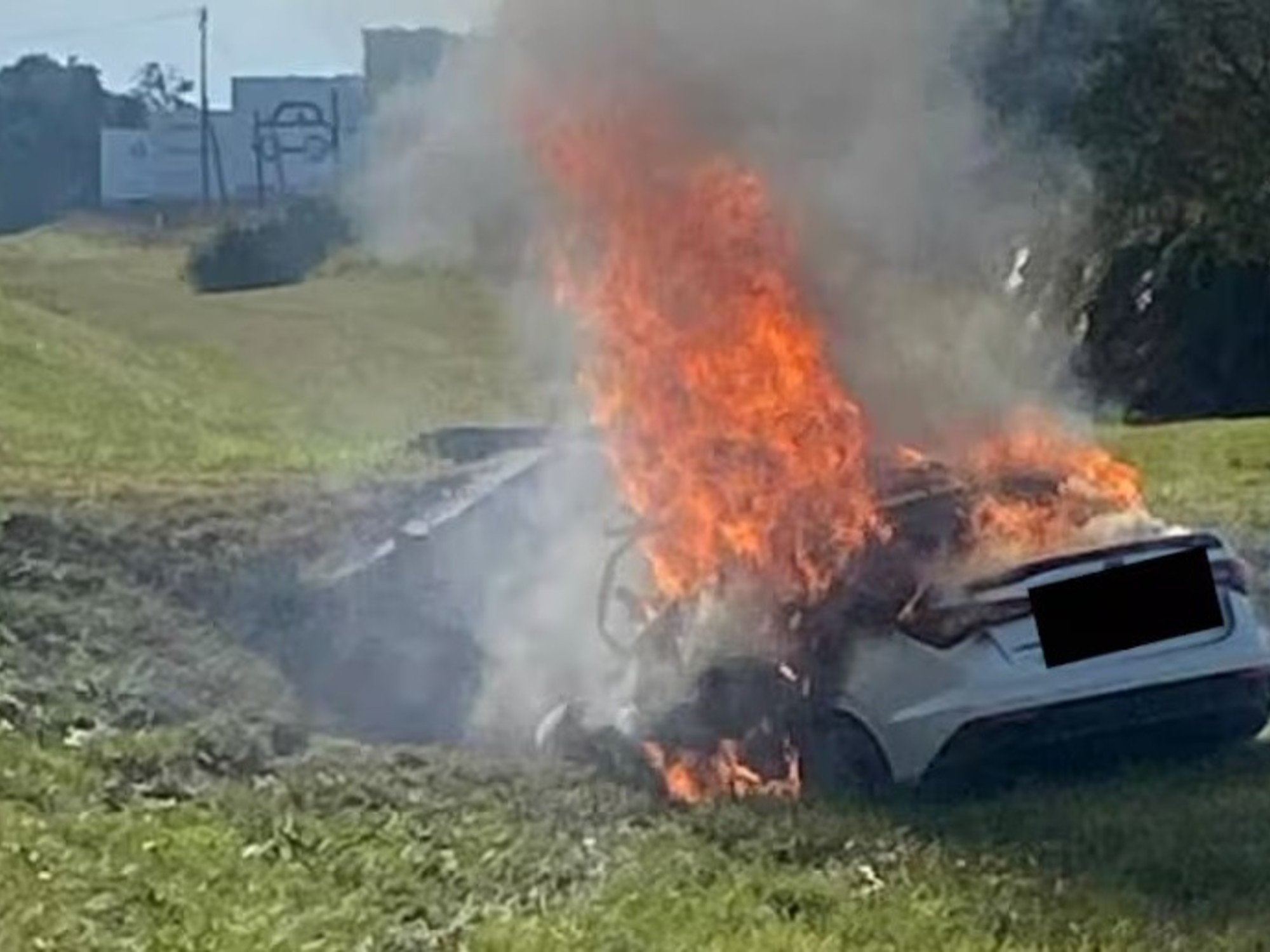 hay dos muertos por un auto que se despistó, chocó y se prendió fuego