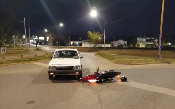 Un motociclista fue derivado al hospital luego de un choque en la rotonda. Foto: PER.