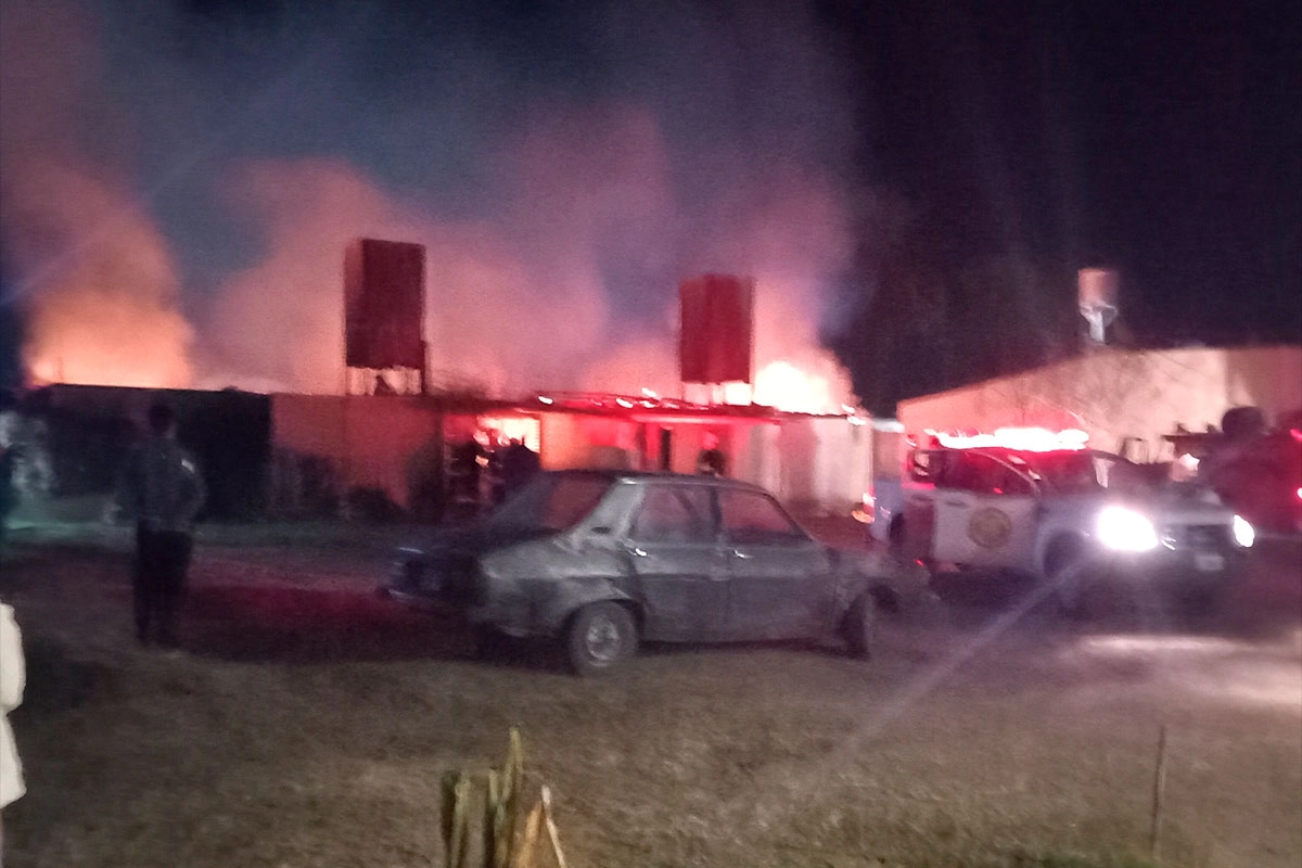 Incendio consumió dos viviendas en Bovril.