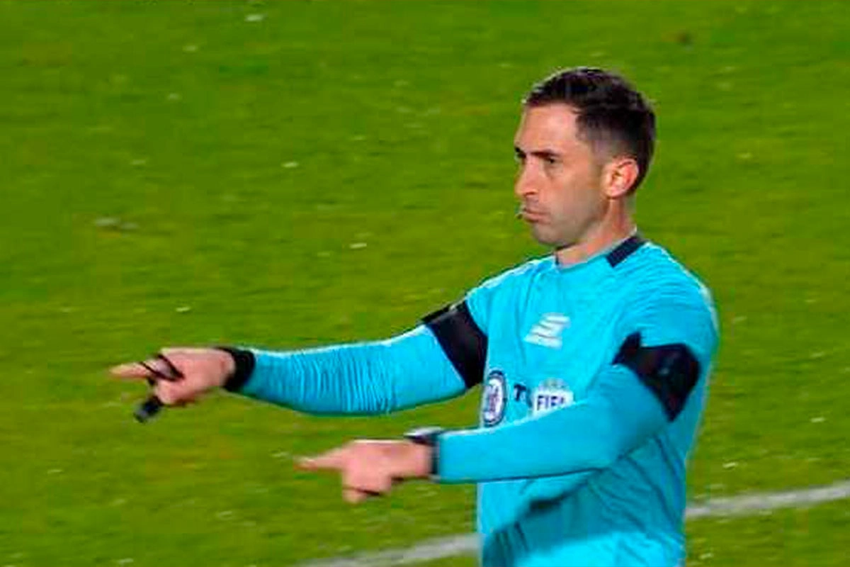 Un árbitro explicó una decisión del VAR. Foto: (Captura tv)