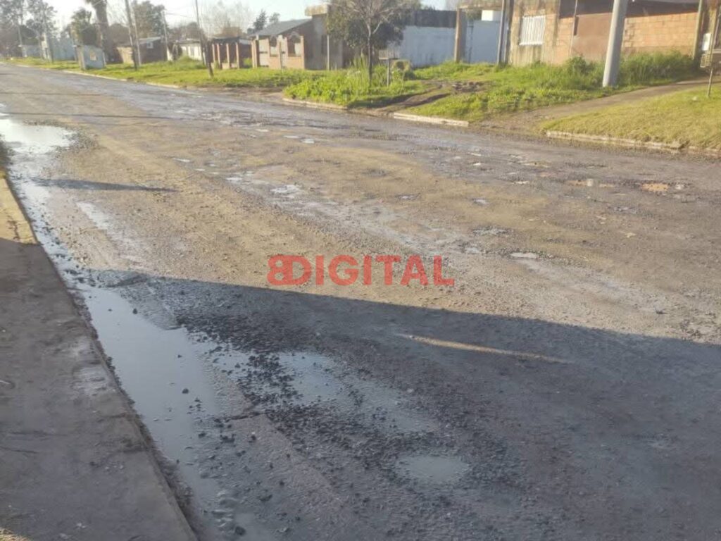 Vecino de Colonia Avellaneda denunció el mal estado de las calles. Foto: Elochodigital