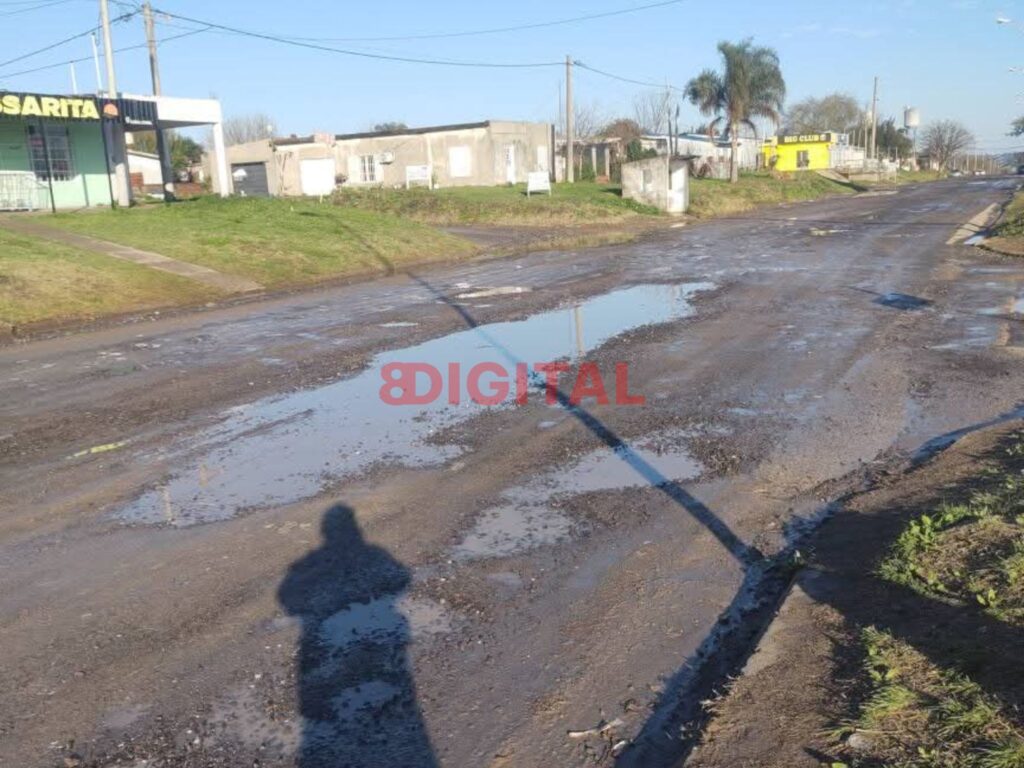 Vecino de Colonia Avellaneda denunció el mal estado de las calles. Foto: Elochodigital