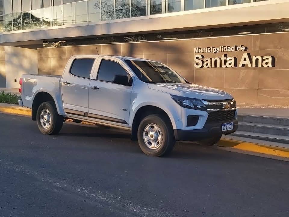 Camioneta Chevrolet 0km entregada al municipio de Santa Ana