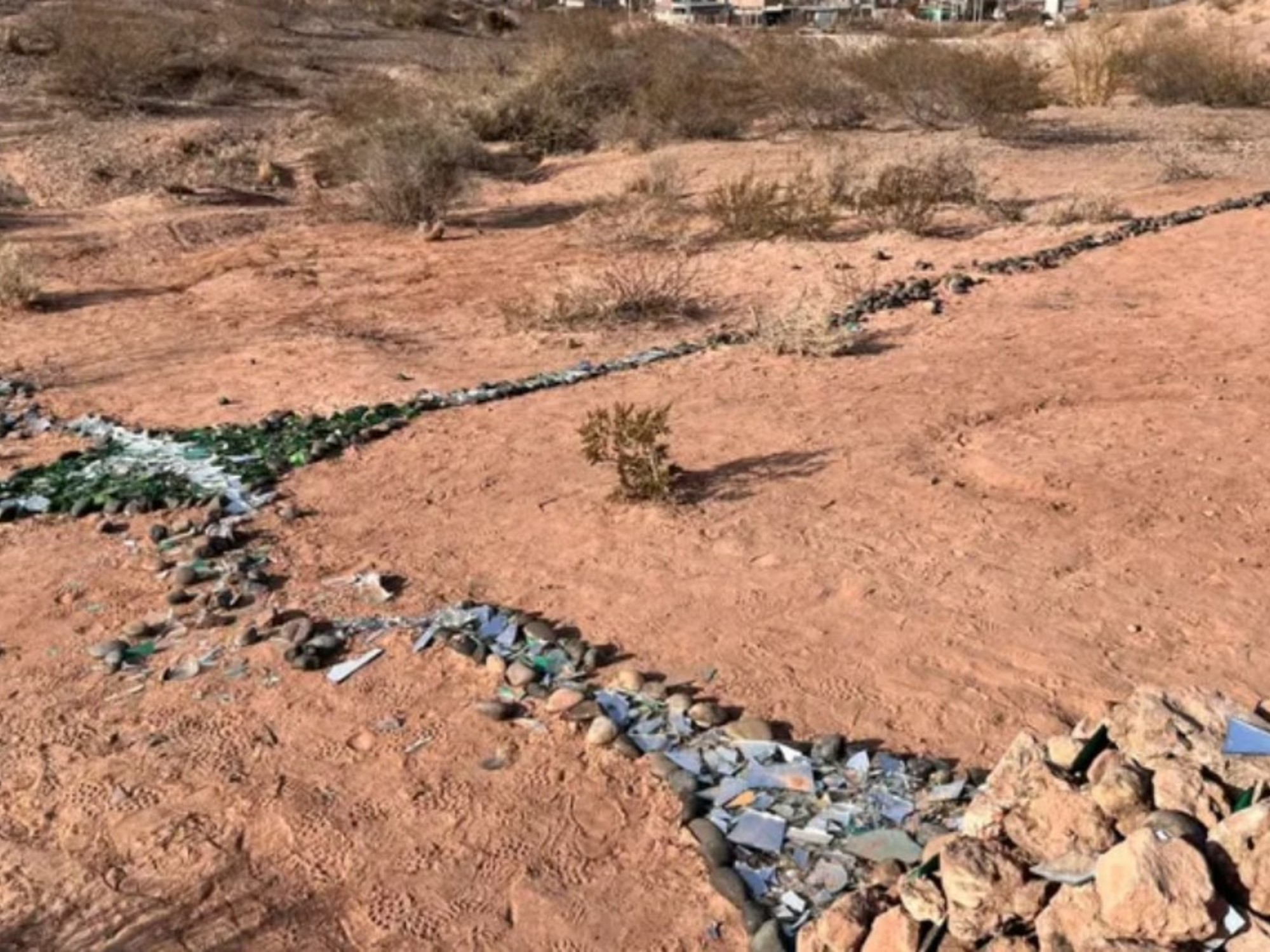 apareció una cruz gigante hecha con vidrio molido y metales en el Parque de los Dinosaurios