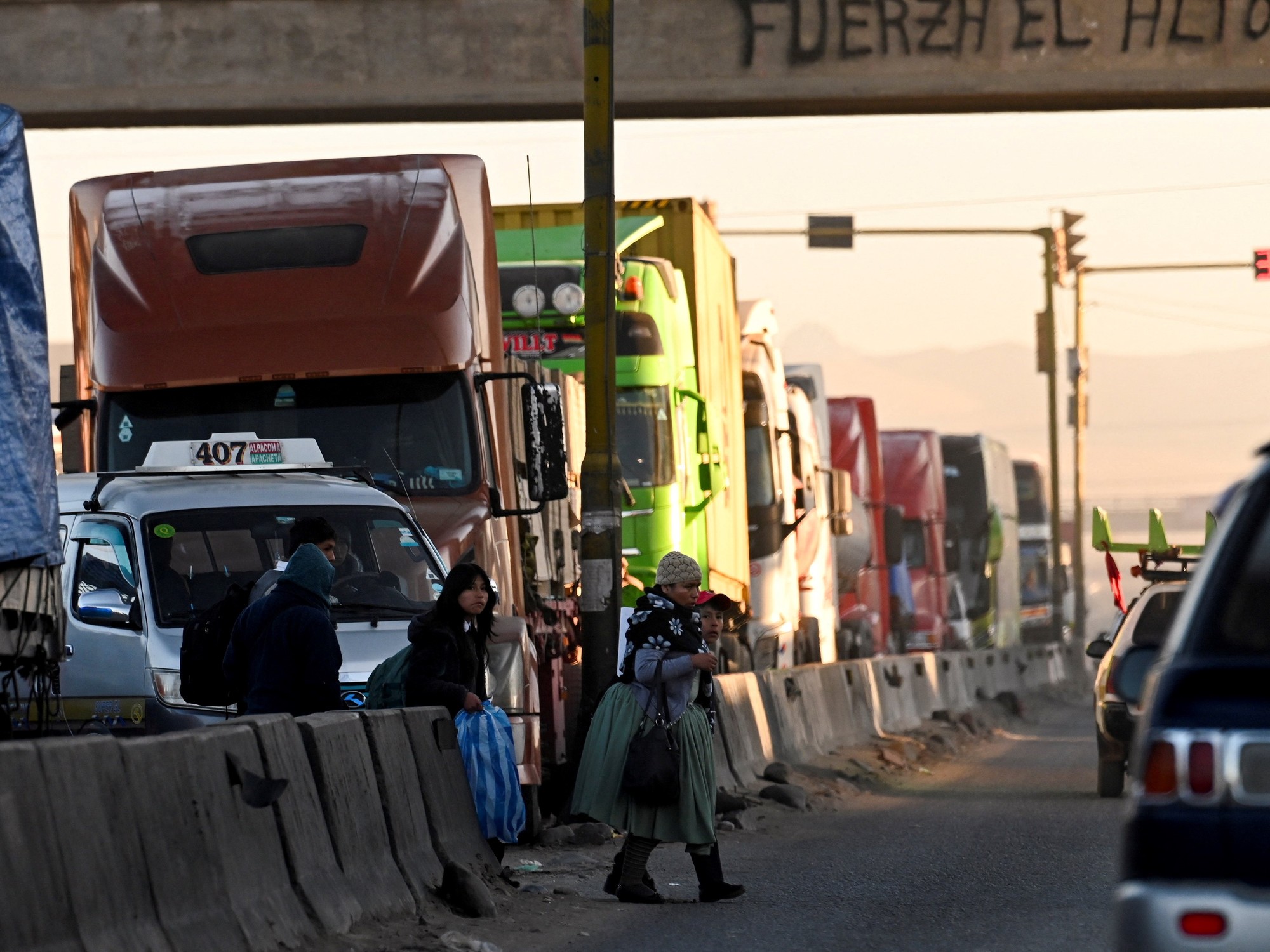 cierres de campaña en La Paz, colapsada por la falta de nafta y la basura sin recoger