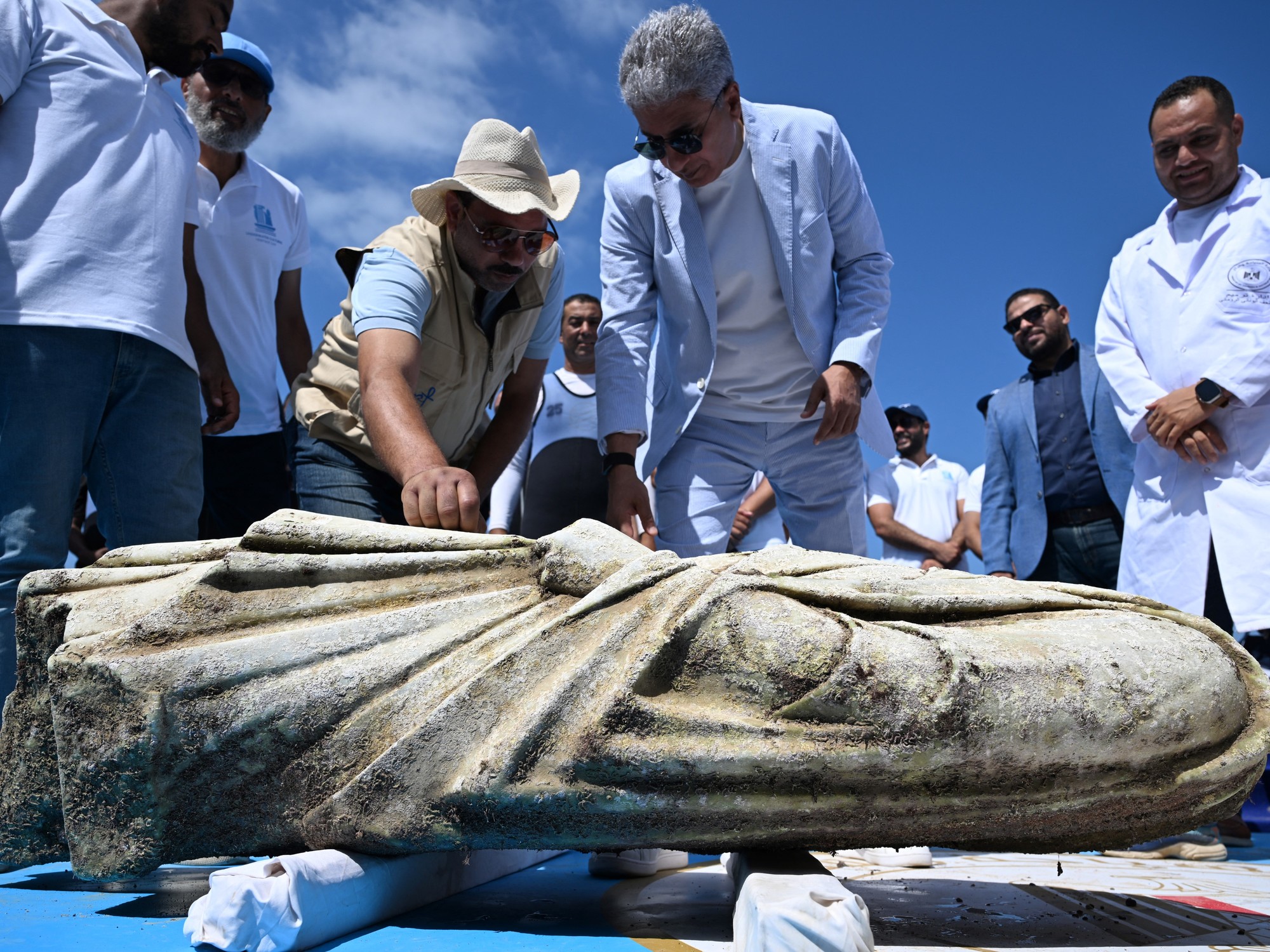 encontraron una ciudad sumergida y estatuas de 2000 años de antigüedad