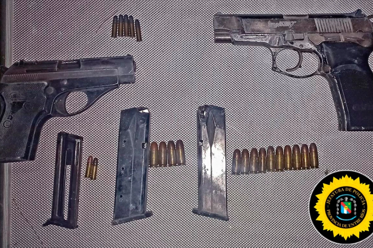 Pelea en escuela y secuestro de armas. Foto: (PER).