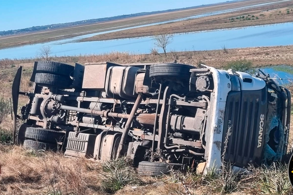 Camión con acoplado hizo un trompo y volcó en el Puente Victoria-Rosario Camión con acoplado hizo un trompo y volcó en el Puente Victoria-Rosario