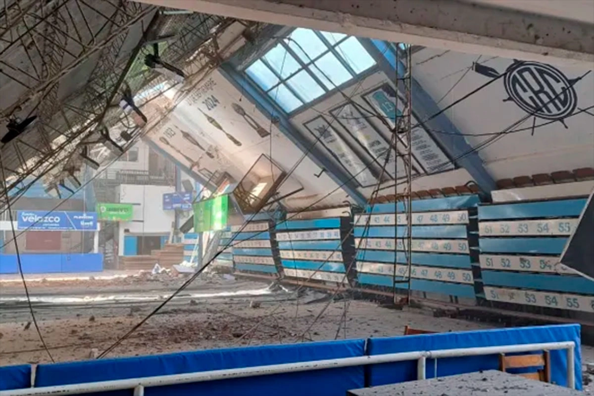 Derrumbe en el estadio del Club de Regatas Corrientes. Foto: (Diario Época).