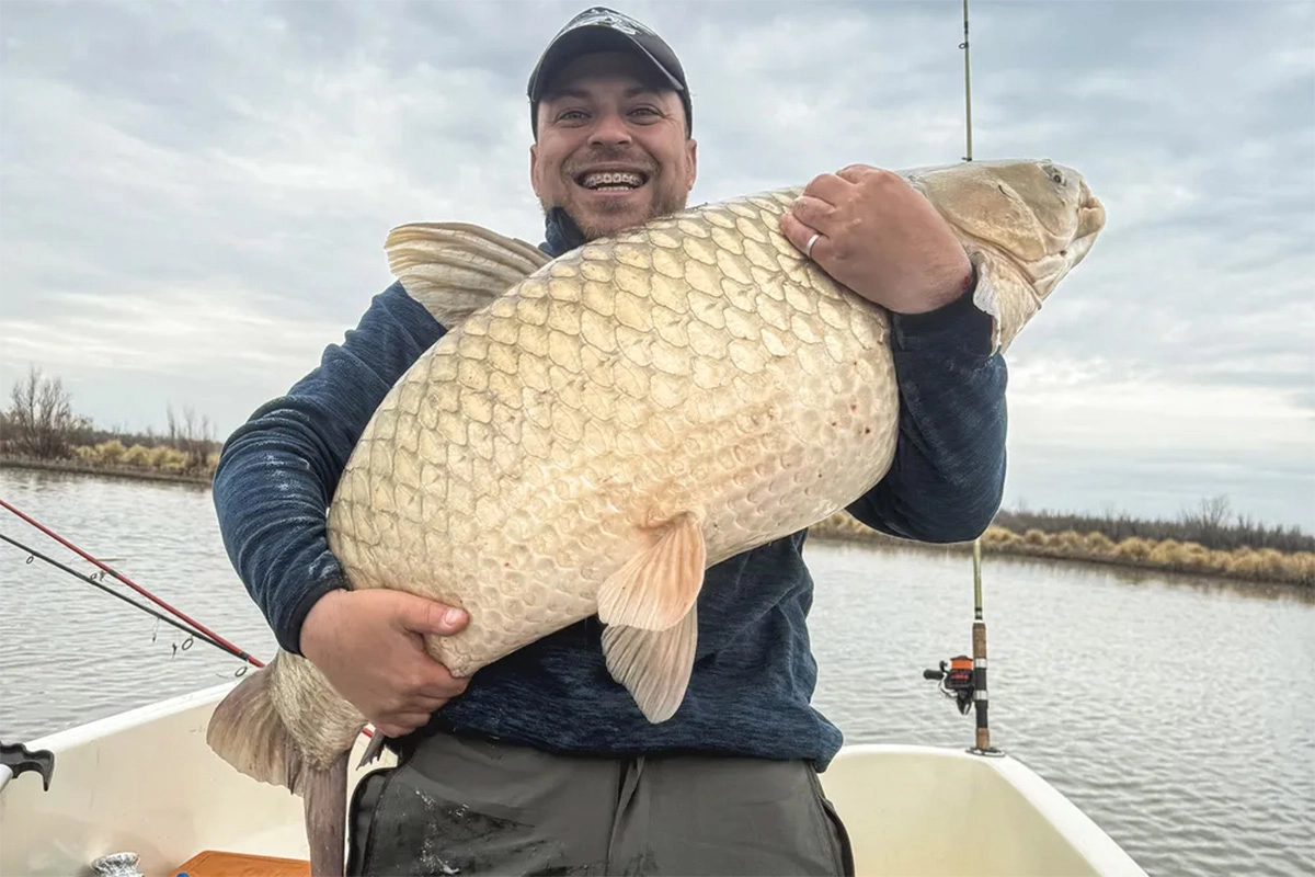 La carpa pesó más de 30 kilos y fue devuelta al río. Foto: Mandy Alonso