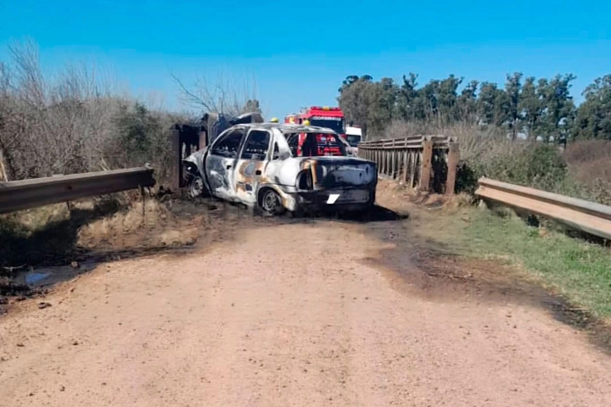Un hombre murió calcinado tras chocar contra un puente. Foto: (PER).