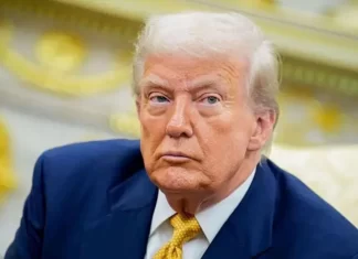 Trump advierte que mantendrá fuerzas militares cerca de Irán y amenaza con una ofensiva mayor si cae la tregua Donald Trump. Foto: BBC News.