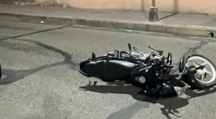 Mujer y sus dos hijas resultaron heridas tras caer de moto