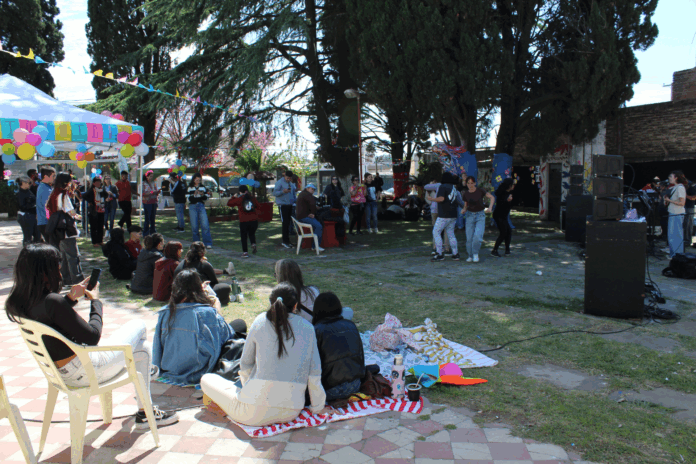 Adolescentes celebraron la primavera con juegos, música y arte en el Centro de Día de Paraná
