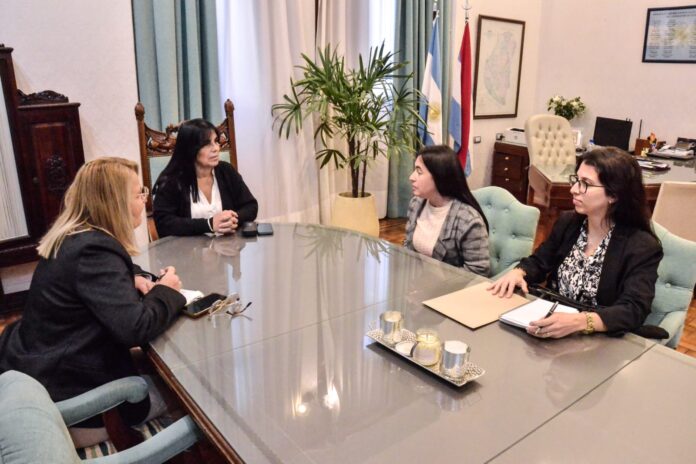 Aluani se reunió con la presidenta comunal de Las Cuevas. Foto: Gobierno de Entre Ríos. Aluani se reunió con la presidenta comunal de Las Cuevas. Foto: Gobierno de Entre Ríos.