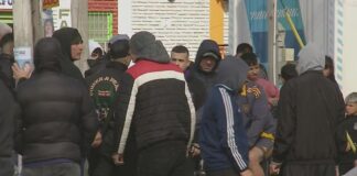 Aparecieron personas encapuchadas en los alrededores del club de Moreno, donde Milei cerrará la campaña. (Foto: Captura de pantalla TN).