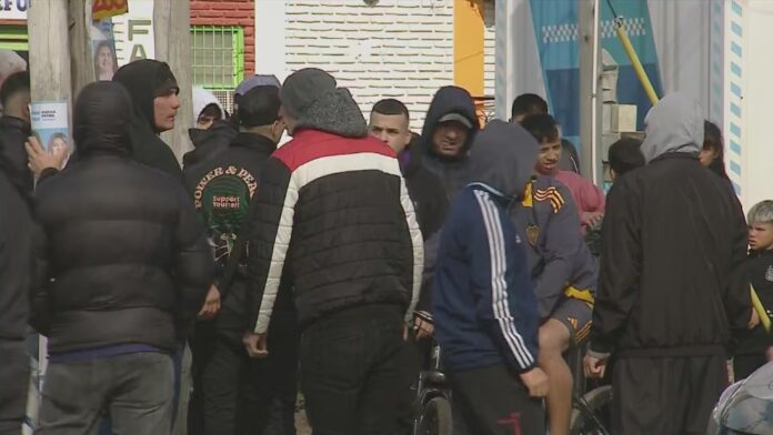 Aparecieron personas encapuchadas en los alrededores del club de Moreno, donde Milei cerrará la campaña. (Foto: Captura de pantalla TN). Aparecieron personas encapuchadas en los alrededores del club de Moreno, donde Milei cerrará la campaña. (Foto: Captura de pantalla TN).