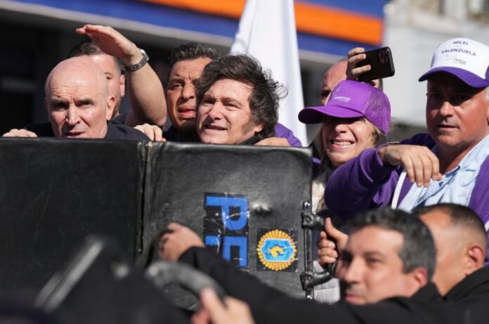 Javier Milei ya tiene listo el discurso para el cierre de campaña de LLA en Moreno: los detalles (AP Foto/Natacha Pisarenko).