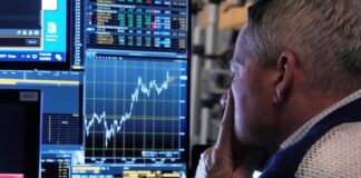 El dólar oficial subió casi 3% en septiembre y el riegos país se acercó a los máximos del año pasado. (Foto: AP)