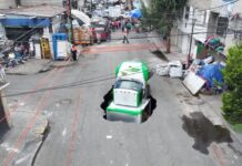 El impactante video del momento exacto en el que un camión se hunde y "desaparece" en el medio de una calle