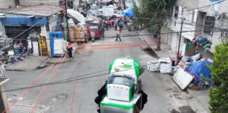El impactante video del momento exacto en el que un camión se hunde y "desaparece" en el medio de una calle