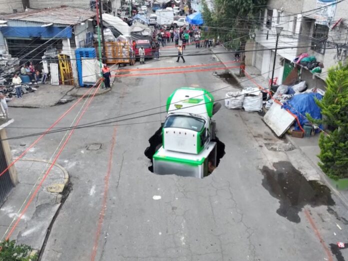 El impactante video del momento exacto en el que un camión se hunde y 