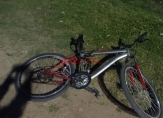Ciclista de 70 años fue hospitalizado tras ser chocado por un auto. Foto: (PER).