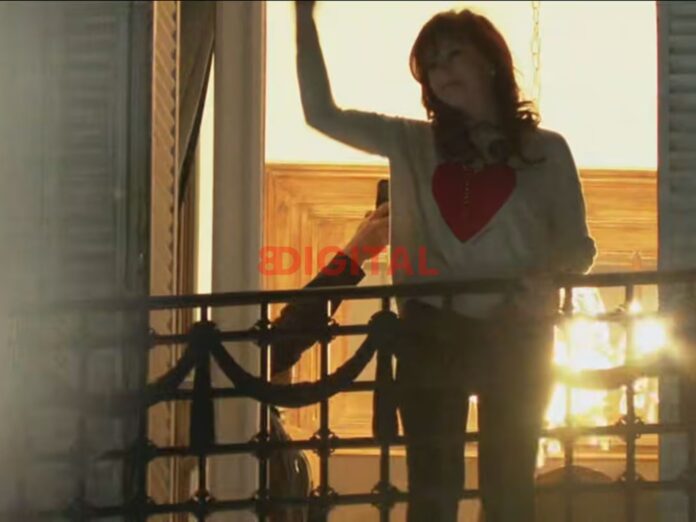 Tras conocerse los primero resultados, CFK salió a saludar a la militancia desde el balcón de su departamento en Constitución. (Foto: captura TN).