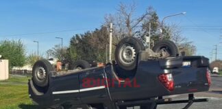 Camioneta volcó tras fuerte choque con un auto en Paraná. Foto: (PHM).