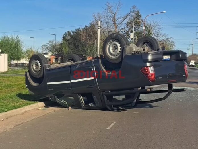Camioneta volcó tras fuerte choque con un auto en Paraná. Foto: (PHM). Camioneta volcó tras fuerte choque con un auto en Paraná. Foto: (PHM).